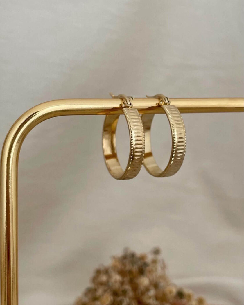 σκουλαρίκια κρίκοι golden touch ατσάλι επιχρυσωμένο golden touch ανάγλυφη επιφανεια λεπτοί κρίκοι μεσαίοι κρίκοι σκουλαρίκια