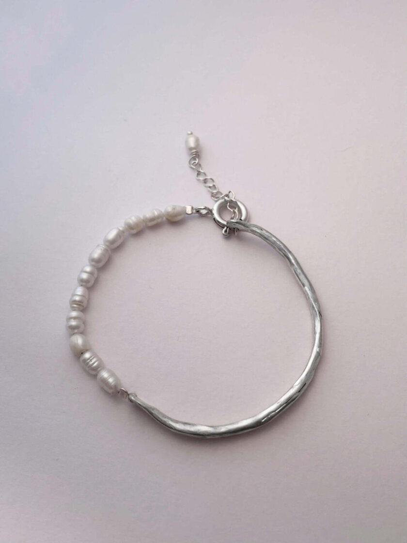serenity χειροποίητο βραχιόλι από ασήμι 925 sterling silver 925 handmade jewelry athens greece μαργαριτάρια ασημένιο βραχιόλι κρεμαστή πέρλα γυναικεία κοσμήματα χειροποίητα κοσμήματα ασημί λευκό χρώμα